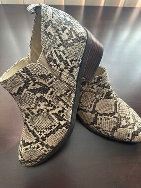 Bella Vita Beige Snakeskin Ankle Booties